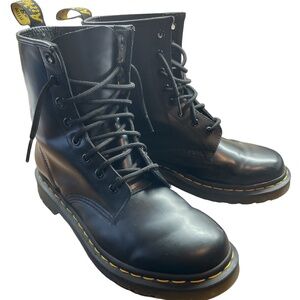 VGUC Doc Dr. Martens Airwair 1460 Women's Smooth Leather Lace Up Combat Boots